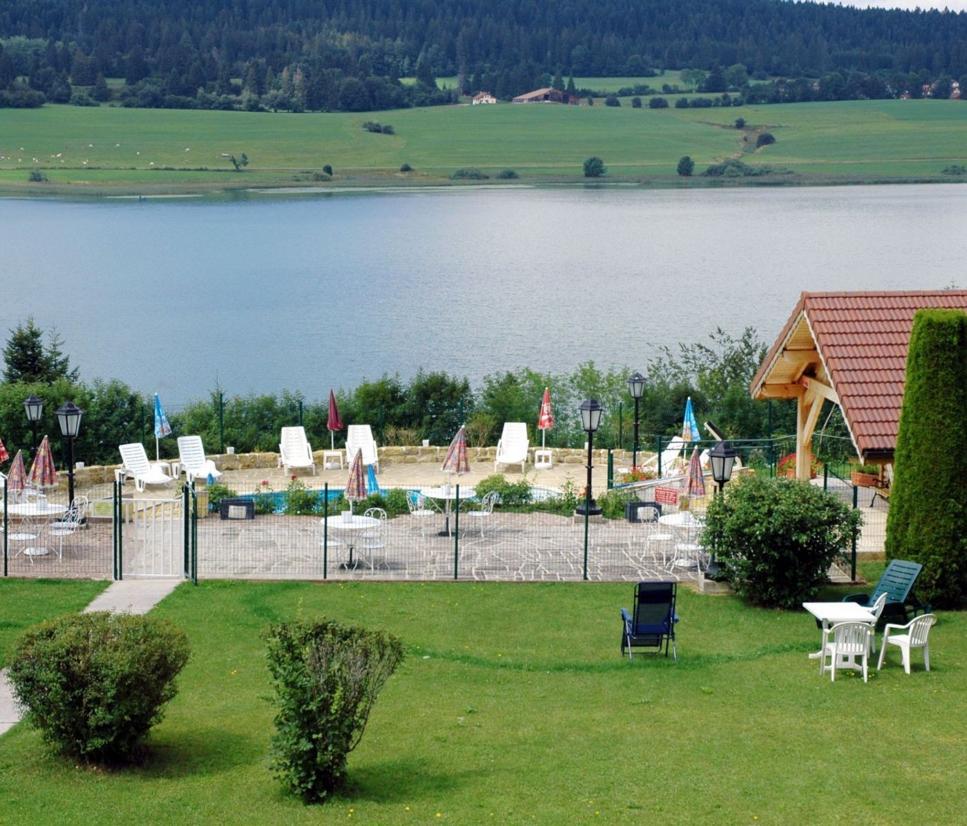 piscine extérieur complexe le lac malbuisson