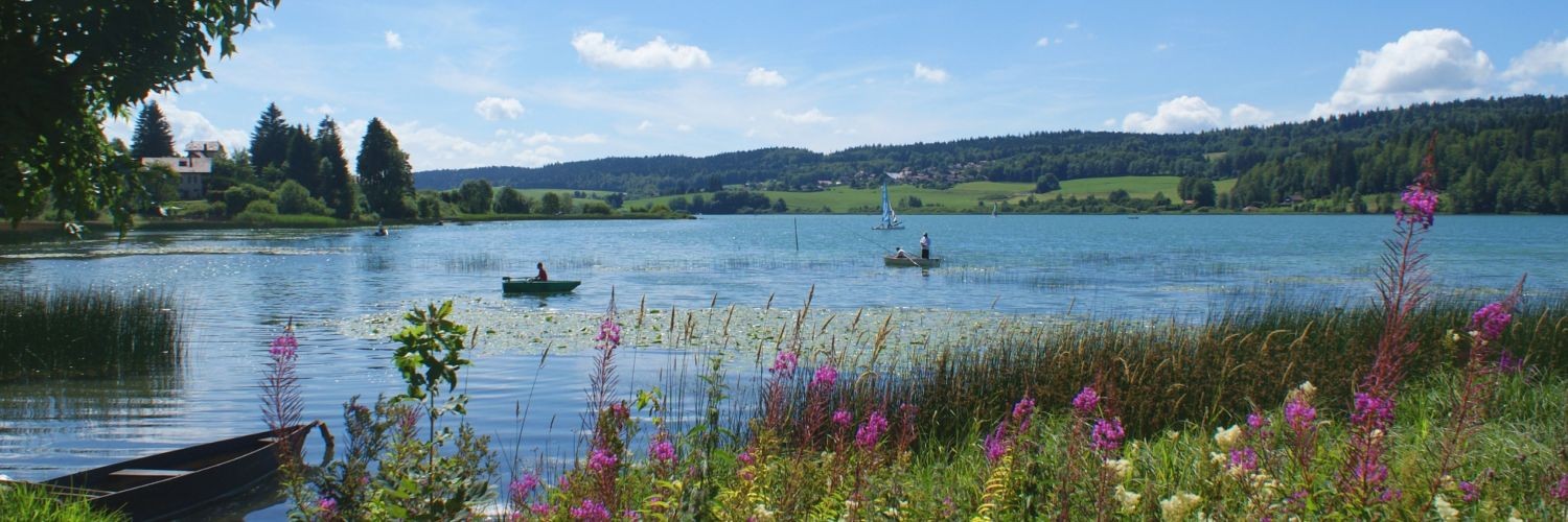 Vue sur des pêcheurs en barque sur le lac